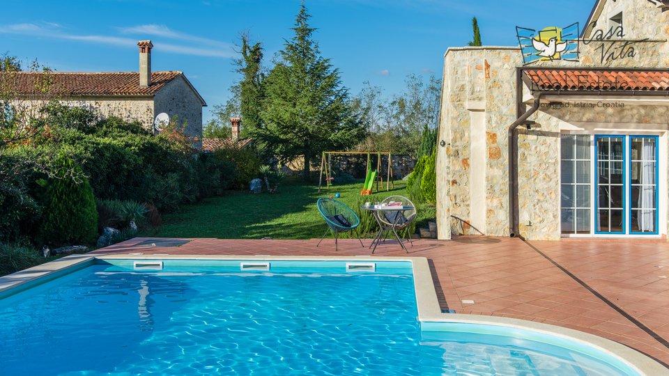 Bellissima villa in pietra con tre unità abitative, grande piscina e ampio giardino!