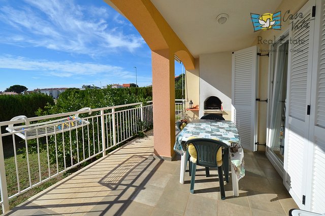 Ground floor apartment with shared pool, 1200m from the sea!