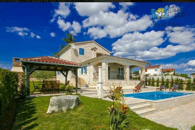 Detached stone house in the center, 8km from the sea !!