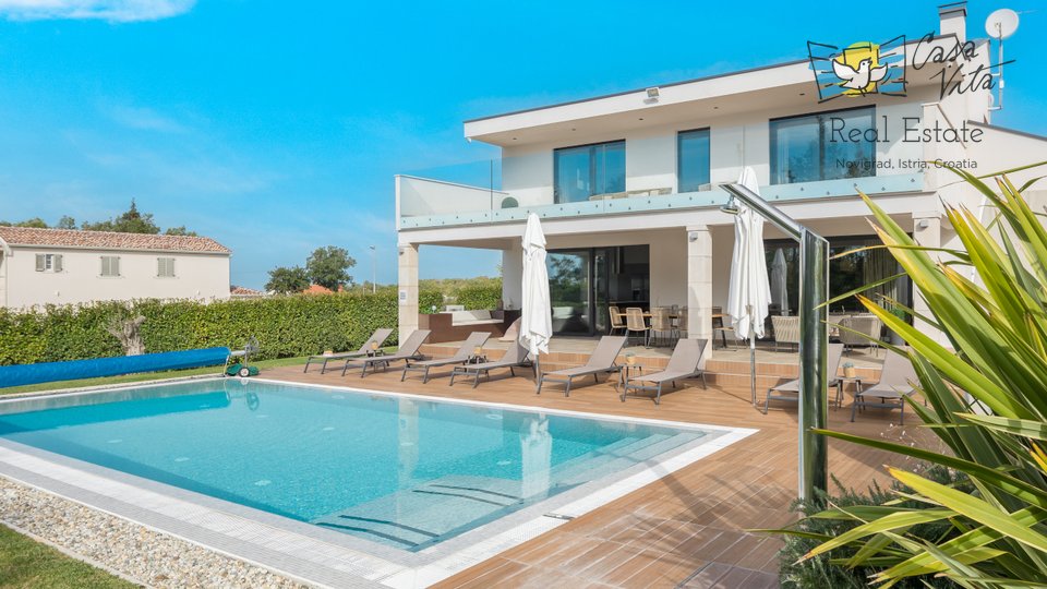 Modern villa with a beautiful and spacious yard - 20 km from Poreč!