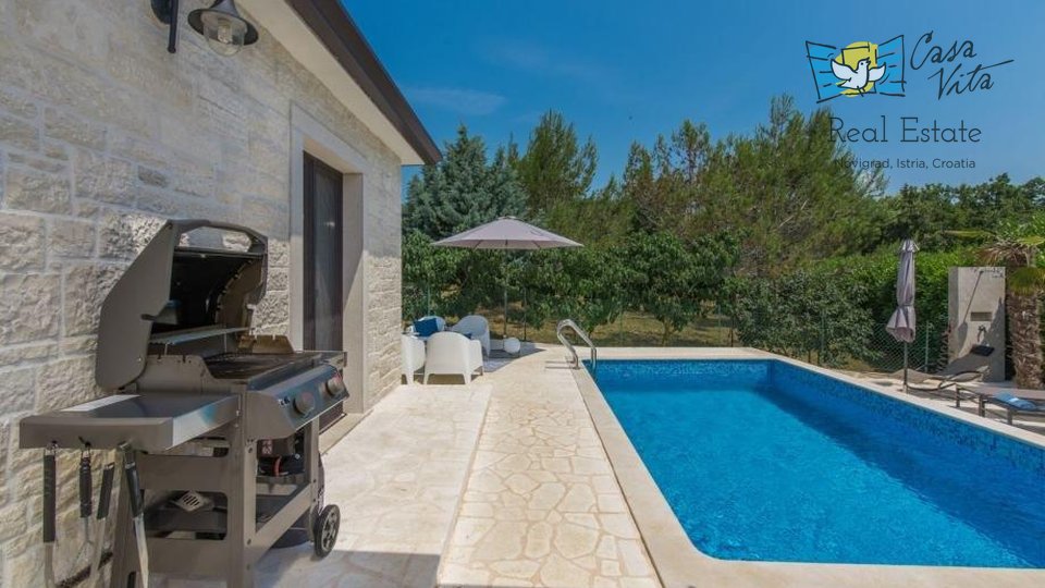 Nice house in the vicinity of Novigrad with a swimming pool!