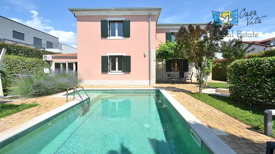 Beautiful and spacious house with a swimming pool in Novigrad - 2500m from the sea!