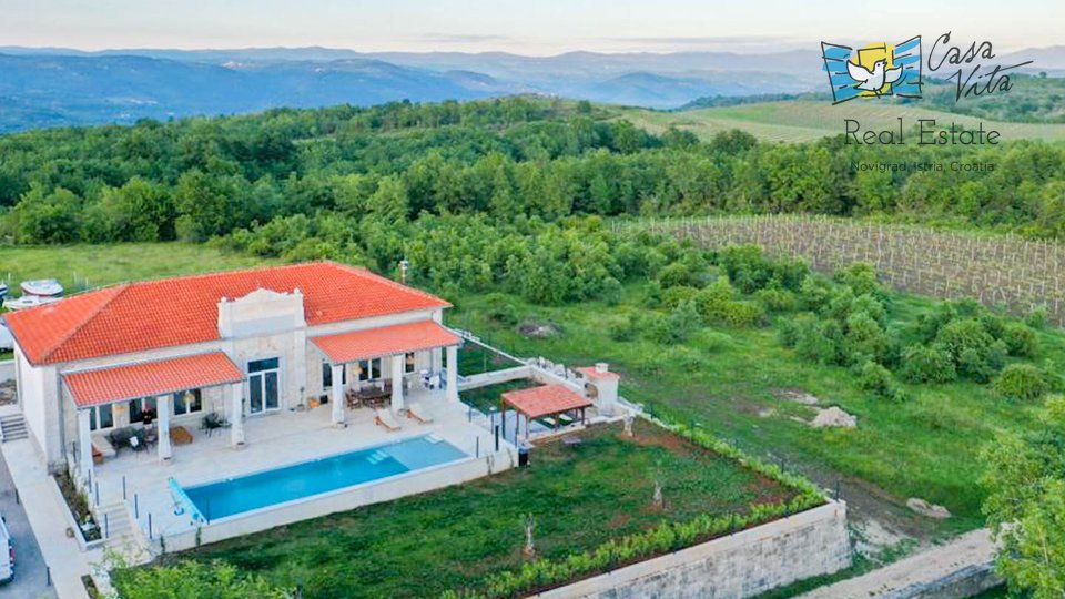 Eine Villa mit einzigartiger Architektur in wunderbarer Lage – 12 km von Poreč entfernt!