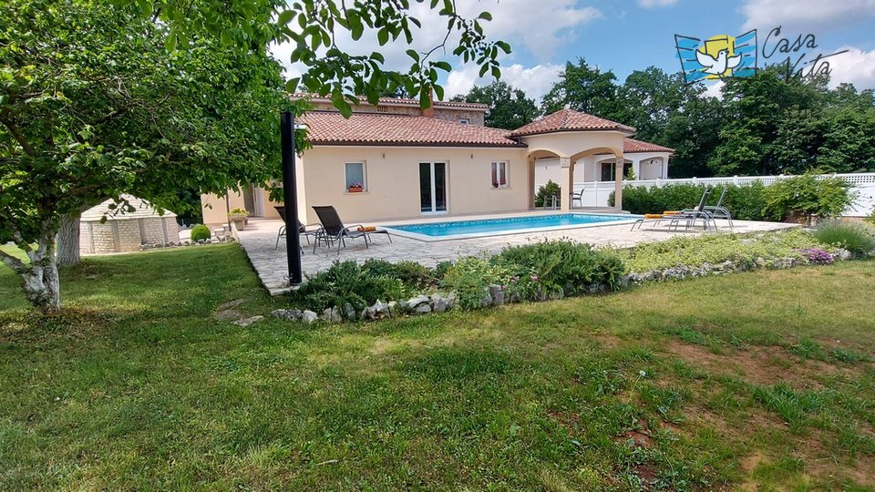 Družinska hiša z velikim vrtom in bazenom v Istri