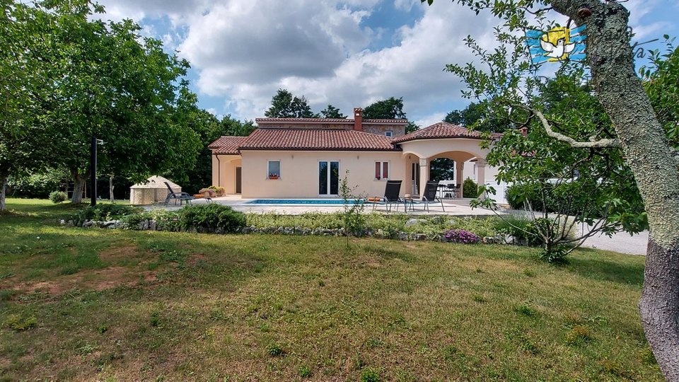 Družinska hiša z velikim vrtom in bazenom v Istri