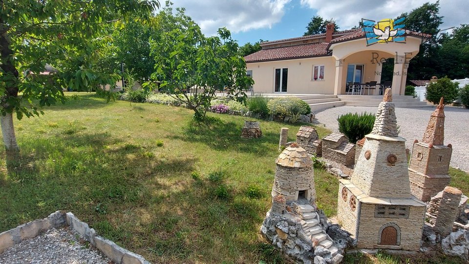 Family house with a large garden and swimming pool in Istria