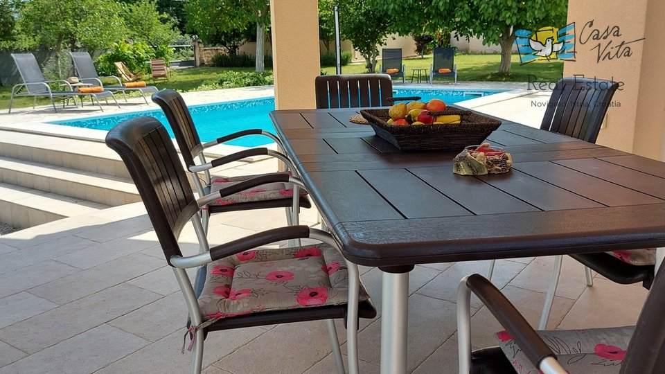 Obiteljska kuća s velikom okućnicom i bazenom u Istri!