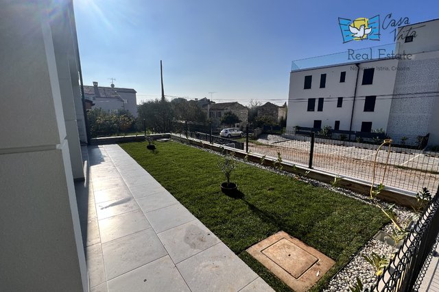 Schöne und geräumige Wohnung im Erdgeschoss eines neueren Gebäudes - Novigrad!