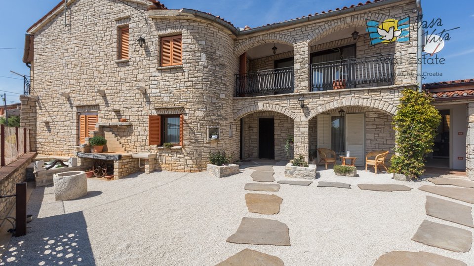 KAŠTELIR!!! Stone house with three residential units, 7 km from the sea