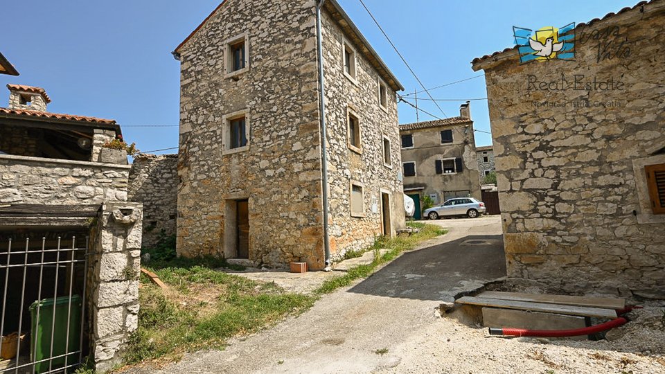 Stone house for renovation in Brtonigla with sea view