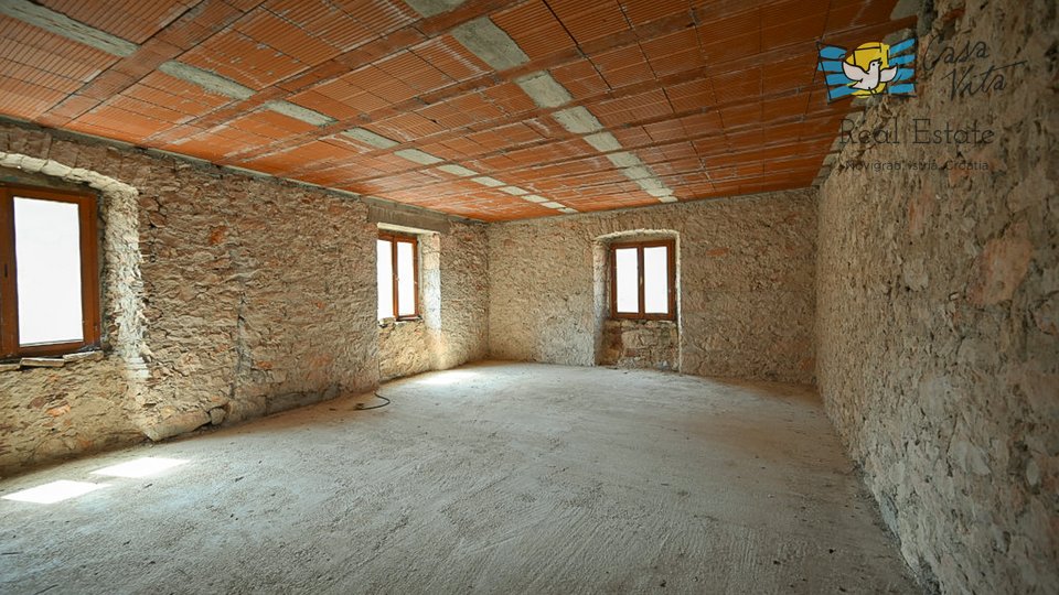 Stone house for renovation in Brtonigla with sea view