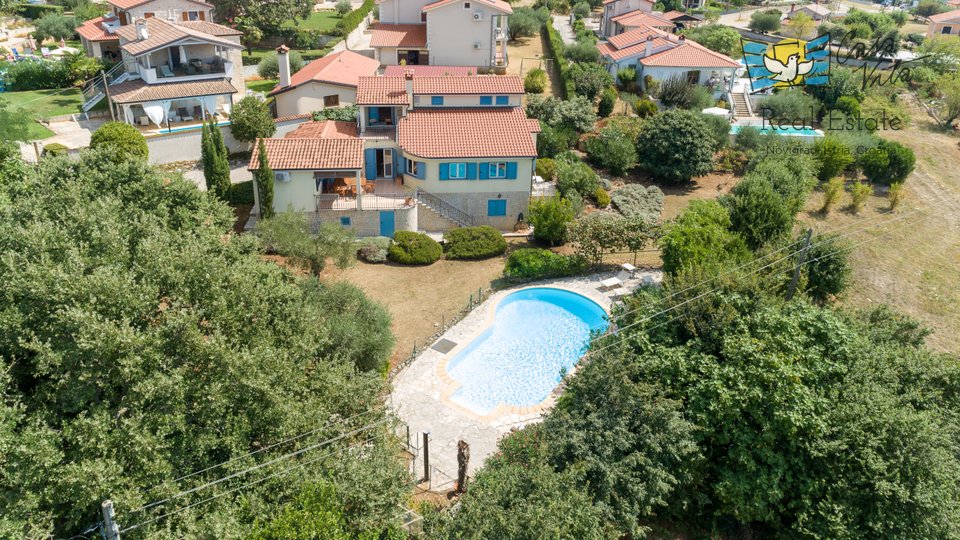 Casa indipendente a Kaštelir con una bellissima vista sul mare!