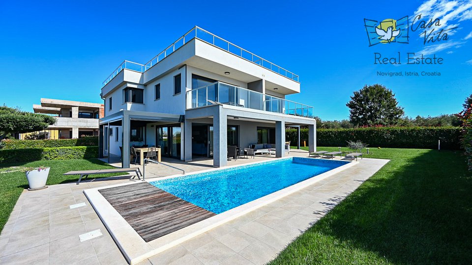 Beautiful house with a panoramic view of the sea and the city of Novigrad - 500m from the sea!