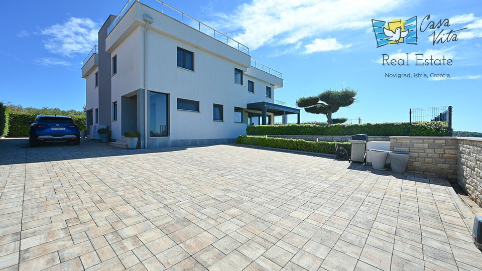 Beautiful house with a panoramic view of the sea and the city of Novigrad - 500m from the sea!