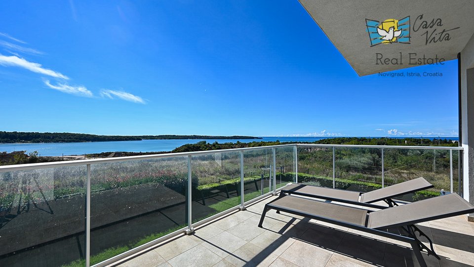 Beautiful house with a panoramic view of the sea and the city of Novigrad - 500m from the sea!