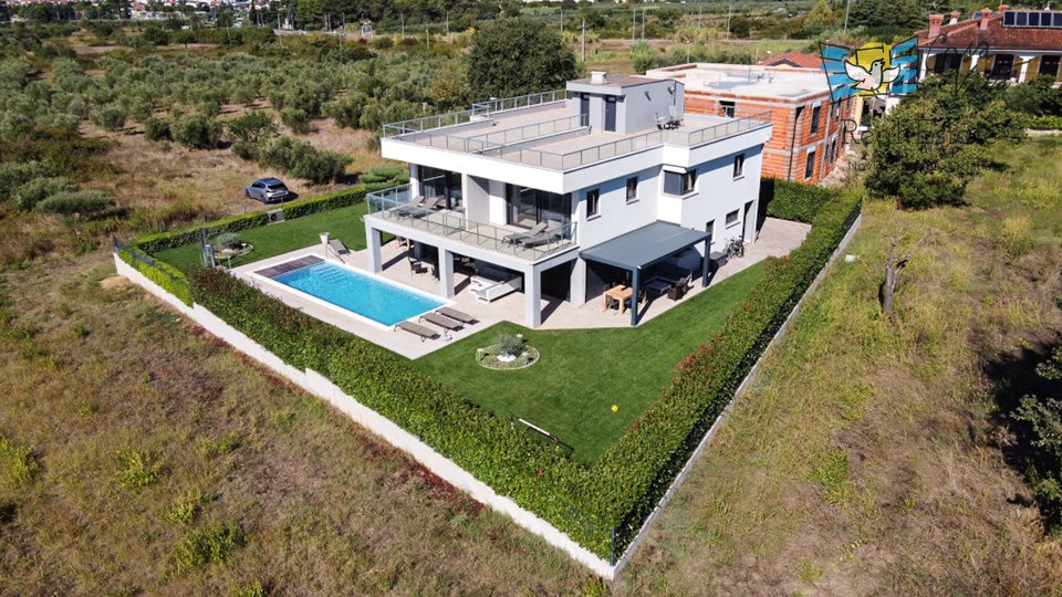 House, 320 m2, For Sale, Novigrad