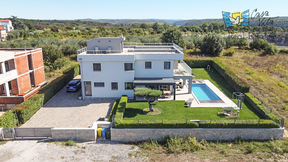 Beautiful house with a panoramic view of the sea and the city of Novigrad - 500m from the sea!