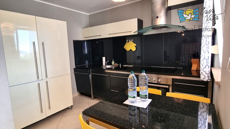 NOVIGRAD!!! Apartma v pritličju z vrtom 83 m2, 700 m od morja