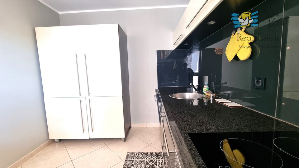 NOVIGRAD!!! Apartma v pritličju z vrtom 83 m2, 700 m od morja