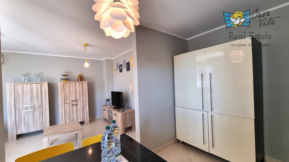 NOVIGRAD!!! Apartma v pritličju z vrtom 83 m2, 700 m od morja