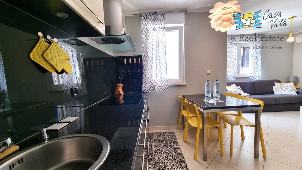 NOVIGRAD!!! Apartma v pritličju z vrtom 83 m2, 700 m od morja