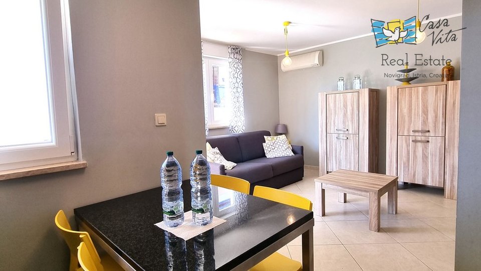 NOVIGRAD!!! Apartma v pritličju z vrtom 83 m2, 700 m od morja