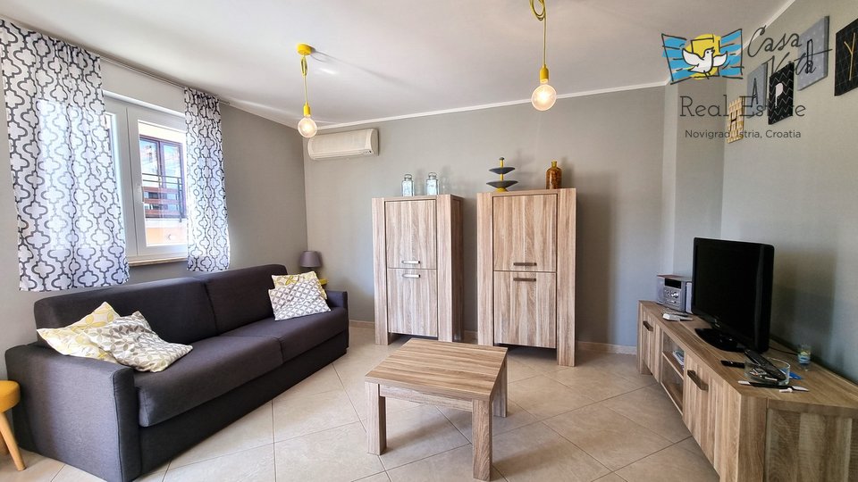 Novigrad!!! Wohnung im Erdgeschoss mit einem Garten von 83 m2, 700 m vom Meer entfernt