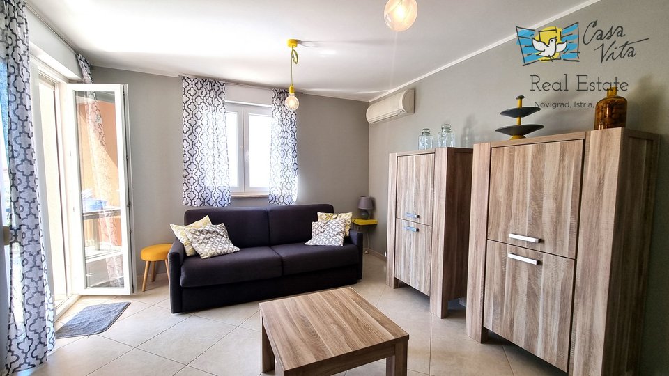 NOVIGRAD!!! Apartma v pritličju z vrtom 83 m2, 700 m od morja