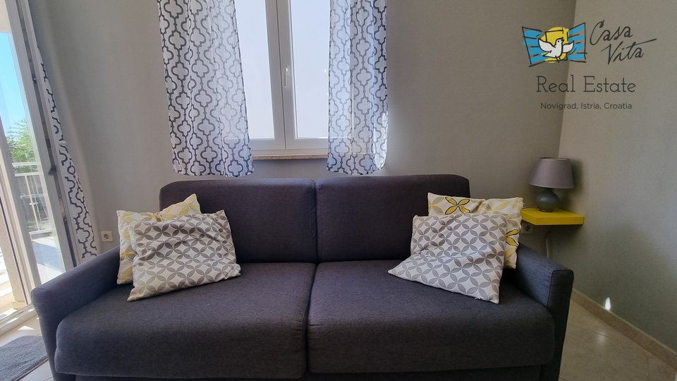 NOVIGRAD!!! Apartma v pritličju z vrtom 83 m2, 700 m od morja