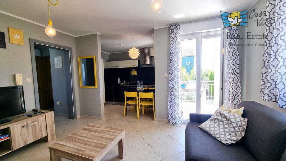 Novigrad!!! Wohnung im Erdgeschoss mit einem Garten von 83 m2, 700 m vom Meer entfernt