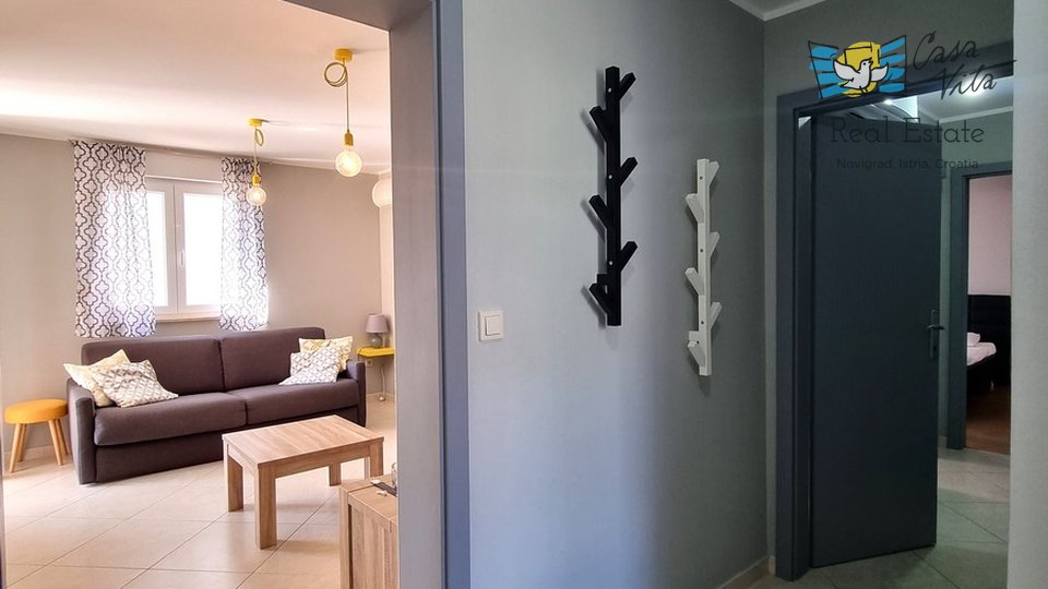 NOVIGRAD!!! Apartma v pritličju z vrtom 83 m2, 700 m od morja