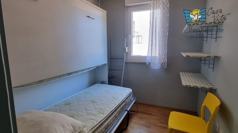 NOVIGRAD!!! Apartma v pritličju z vrtom 83 m2, 700 m od morja