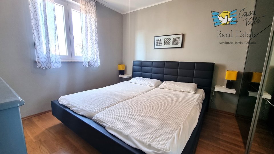 NOVIGRAD!!! Apartma v pritličju z vrtom 83 m2, 700 m od morja