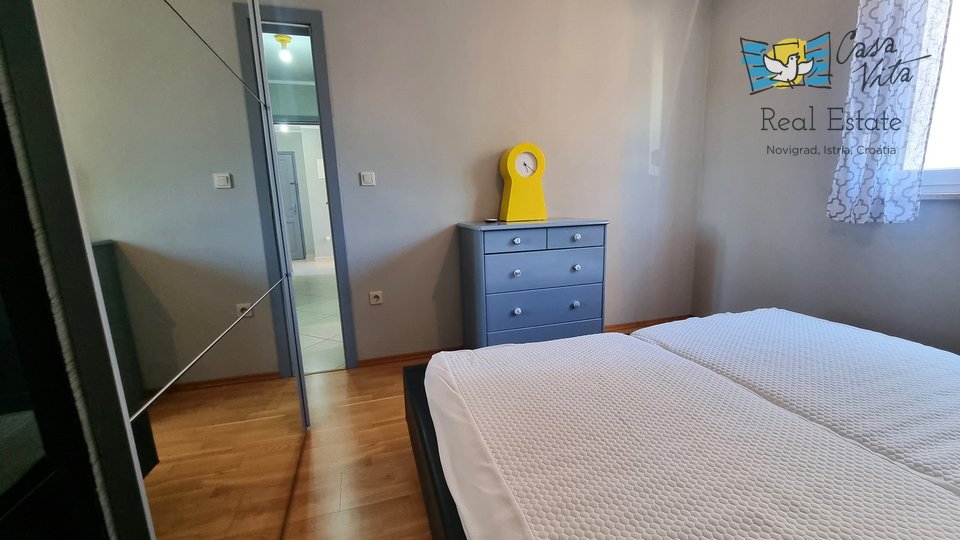 Novigrad!!! Wohnung im Erdgeschoss mit einem Garten von 83 m2, 700 m vom Meer entfernt