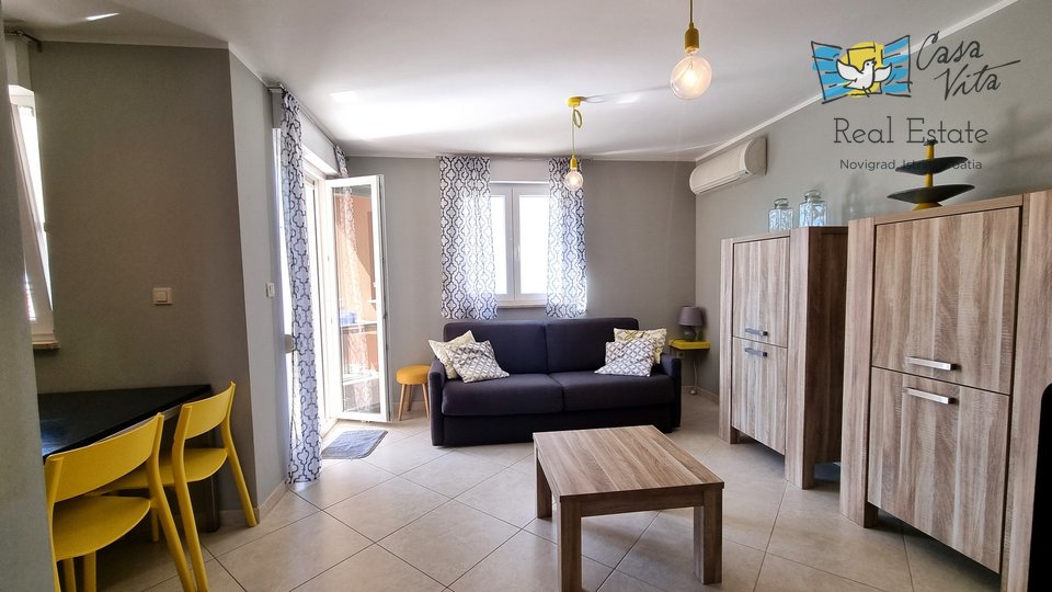 Novigrad!!! Wohnung im Erdgeschoss mit einem Garten von 83 m2, 700 m vom Meer entfernt