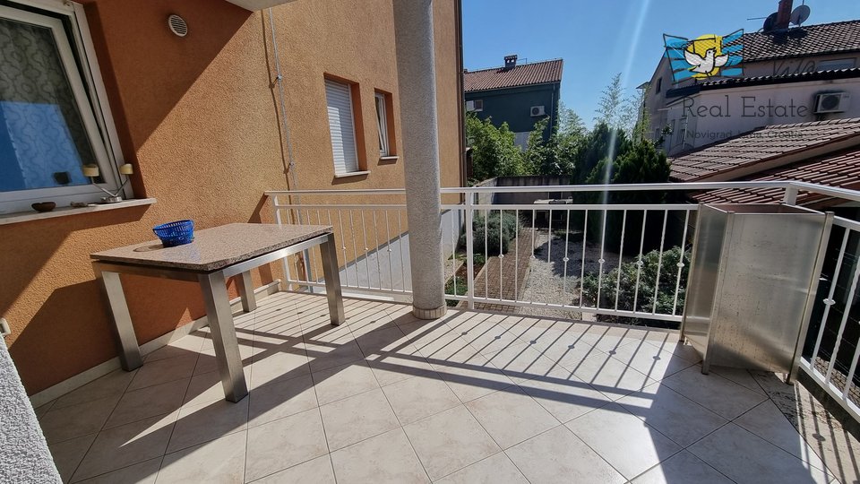 Novigrad!!! Wohnung im Erdgeschoss mit einem Garten von 83 m2, 700 m vom Meer entfernt