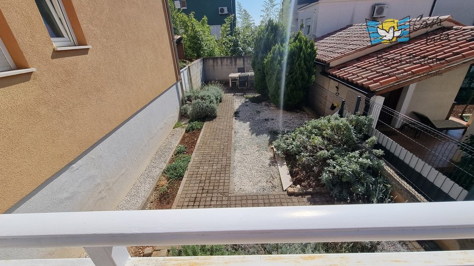 NOVIGRAD!!! Apartma v pritličju z vrtom 83 m2, 700 m od morja