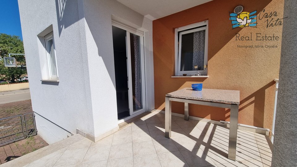 Novigrad!!! Wohnung im Erdgeschoss mit einem Garten von 83 m2, 700 m vom Meer entfernt