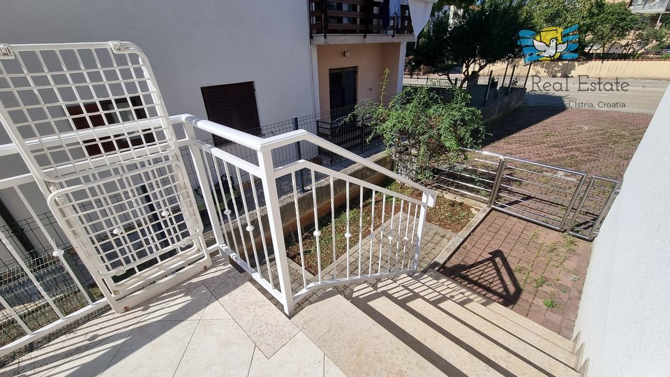 Novigrad!!! Wohnung im Erdgeschoss mit einem Garten von 83 m2, 700 m vom Meer entfernt