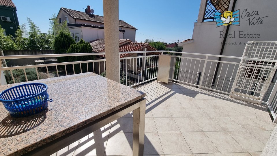 Novigrad!!! Wohnung im Erdgeschoss mit einem Garten von 83 m2, 700 m vom Meer entfernt