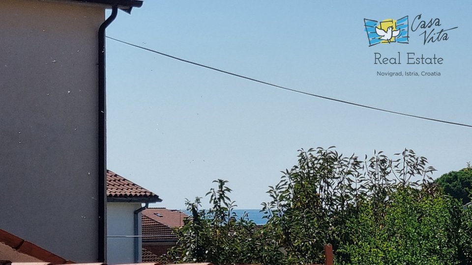 Novigrad!!! Wohnung im Erdgeschoss mit einem Garten von 83 m2, 700 m vom Meer entfernt