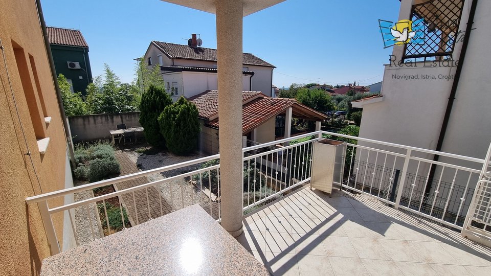 NOVIGRAD!!! Apartma v pritličju z vrtom 83 m2, 700 m od morja