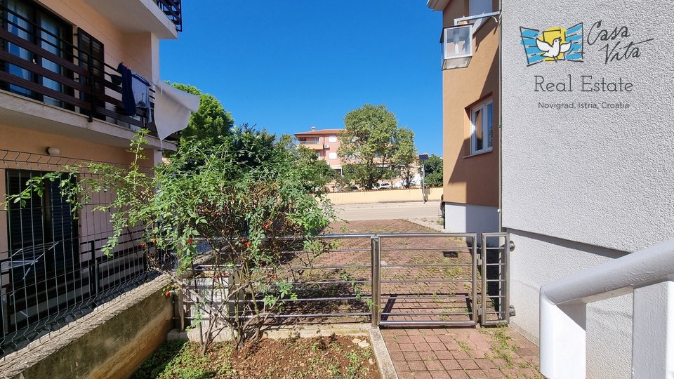 Novigrad!!! Wohnung im Erdgeschoss mit einem Garten von 83 m2, 700 m vom Meer entfernt