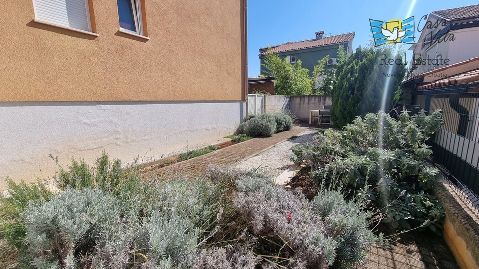 Novigrad!!! Wohnung im Erdgeschoss mit einem Garten von 83 m2, 700 m vom Meer entfernt