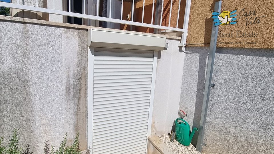 Novigrad!!! Wohnung im Erdgeschoss mit einem Garten von 83 m2, 700 m vom Meer entfernt