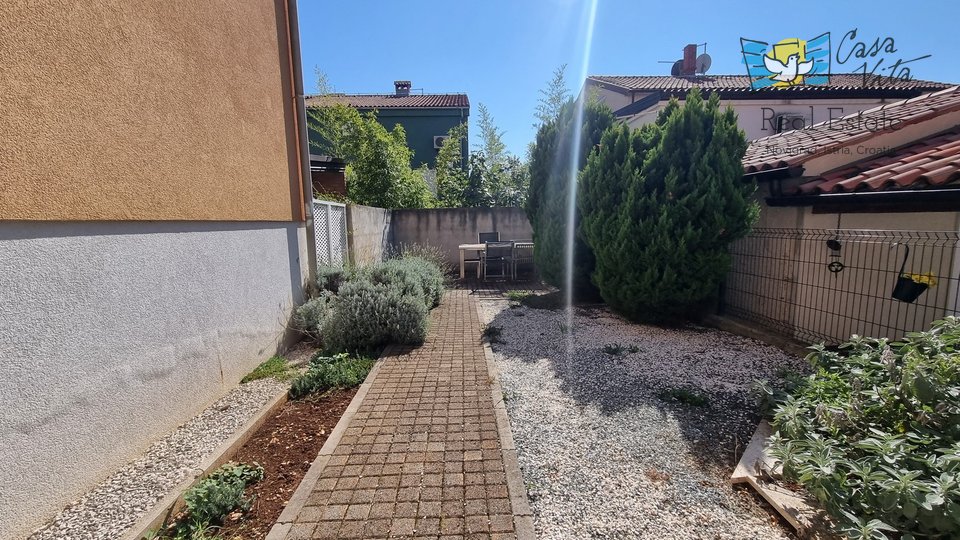 NOVIGRAD!!! Apartma v pritličju z vrtom 83 m2, 700 m od morja