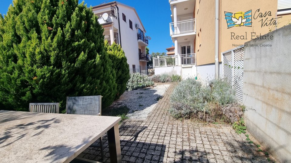 Novigrad!!! Wohnung im Erdgeschoss mit einem Garten von 83 m2, 700 m vom Meer entfernt