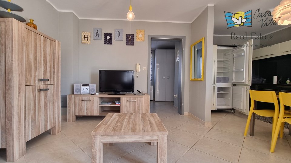 Novigrad!!! Wohnung im Erdgeschoss mit einem Garten von 83 m2, 700 m vom Meer entfernt