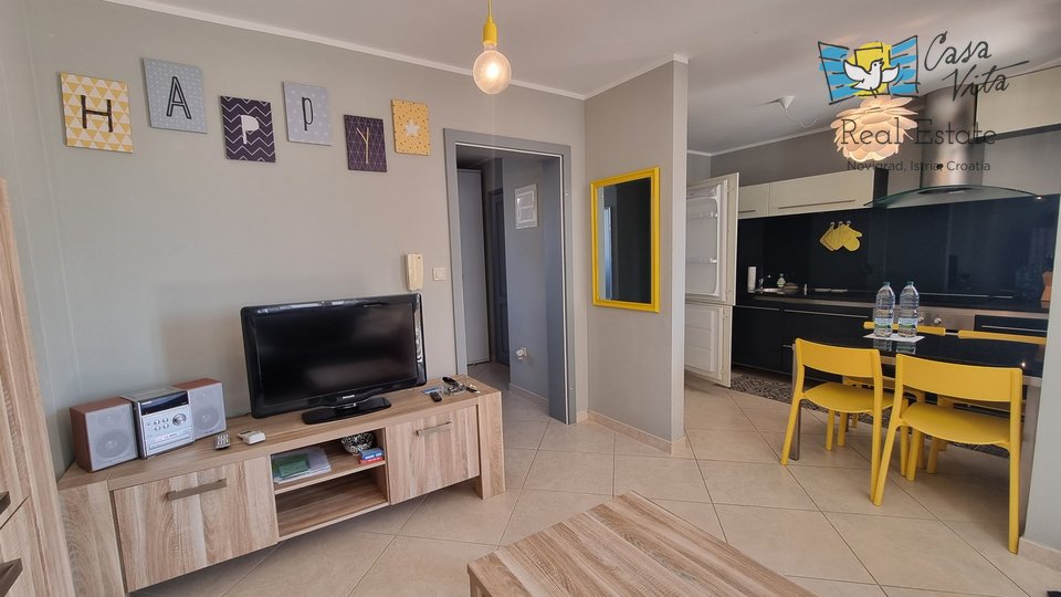 NOVIGRAD!!! Apartma v pritličju z vrtom 83 m2, 700 m od morja