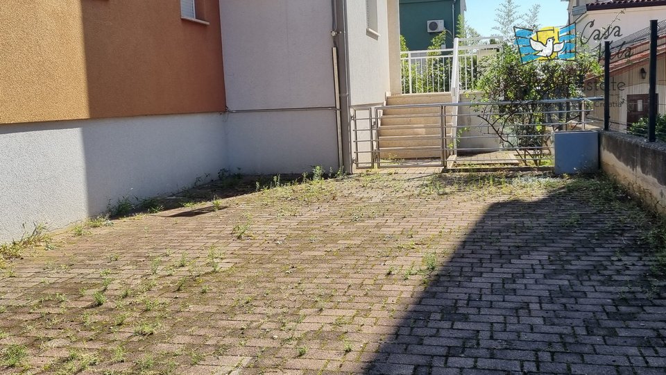 Novigrad!!! Wohnung im Erdgeschoss mit einem Garten von 83 m2, 700 m vom Meer entfernt